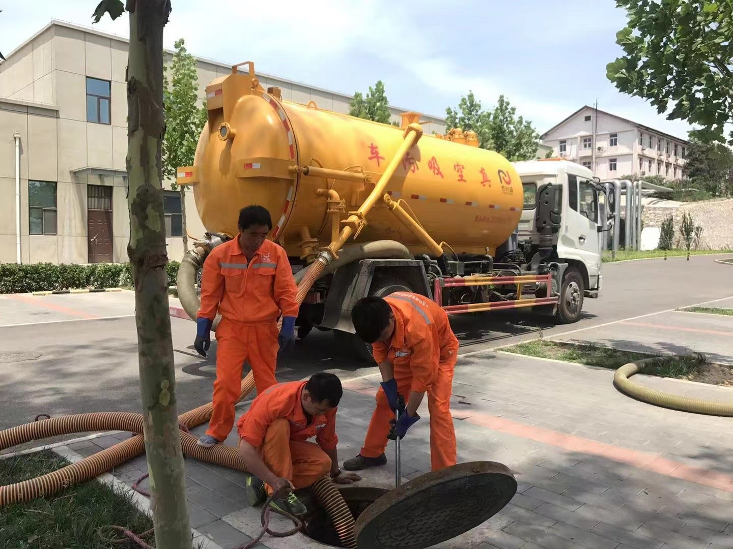 扎兰屯管道疏通车停在窨井附近