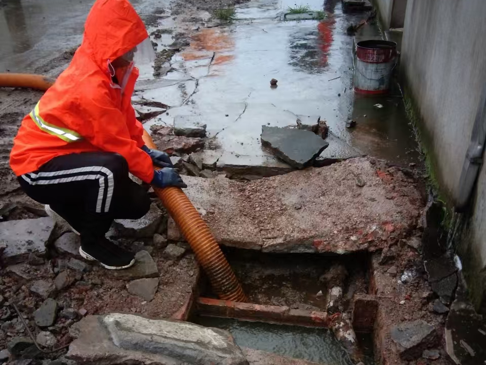 扎兰屯专业清理污水池 炜誉市政以规范流程守护城市 “肠道”